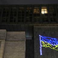 Vlajka byla na fasádě necelou půlhodinu.