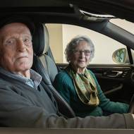 Audrey a Derek Evansovi ve svém Porsche Macan