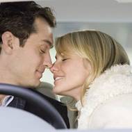 V romantické komedii Prázdniny (2006) pak hrál citlivého vdovce, který se stará o dvě malé dcery. Film se stal vánoční klasikou a Law zůstal na čas tváří romantických příběhů. Na snímku s Cameron Diaz.