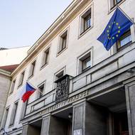 Ministerstvo financí s vlajkami Česka a EU. 