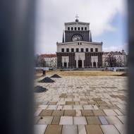 Velká část náměstí je pořád ještě nepřístupná, mezi jednotlivými částmi plotu ale nová podoba už vidět jde. 