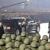 Na přehlídku na Náměstí Kim Ir-sena osobně dohlížel Kim Čong-un, toho na kongresu nepřekvapivě zvolili vůdcem strany. 