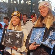 Eva Adamczyková (vpravo) a Tereza Voborníková dostali speciální dárek z dílny firmy Rautis z Poniklé.