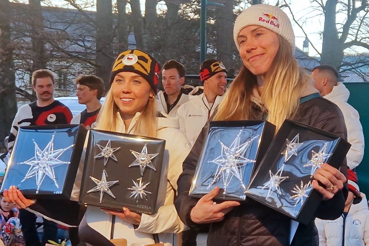 Eva Adamczyková (vpravo) a Tereza Voborníková dostali speciální dárek z dílny firmy Rautis z Poniklé.