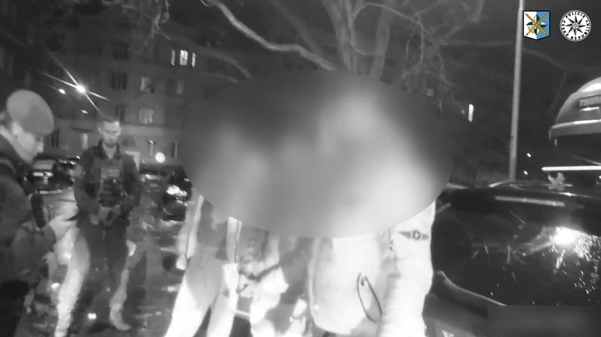 Những thanh niên ở Ostrava đã giúp một người đàn ông ngã trên băng, nhưng một trong số họ đã cướp của ông ta