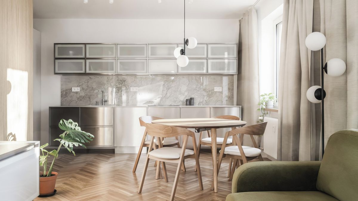 Minimalistický byt v Bratislavě staví na kontrastu chladných a hřejivých materiálů