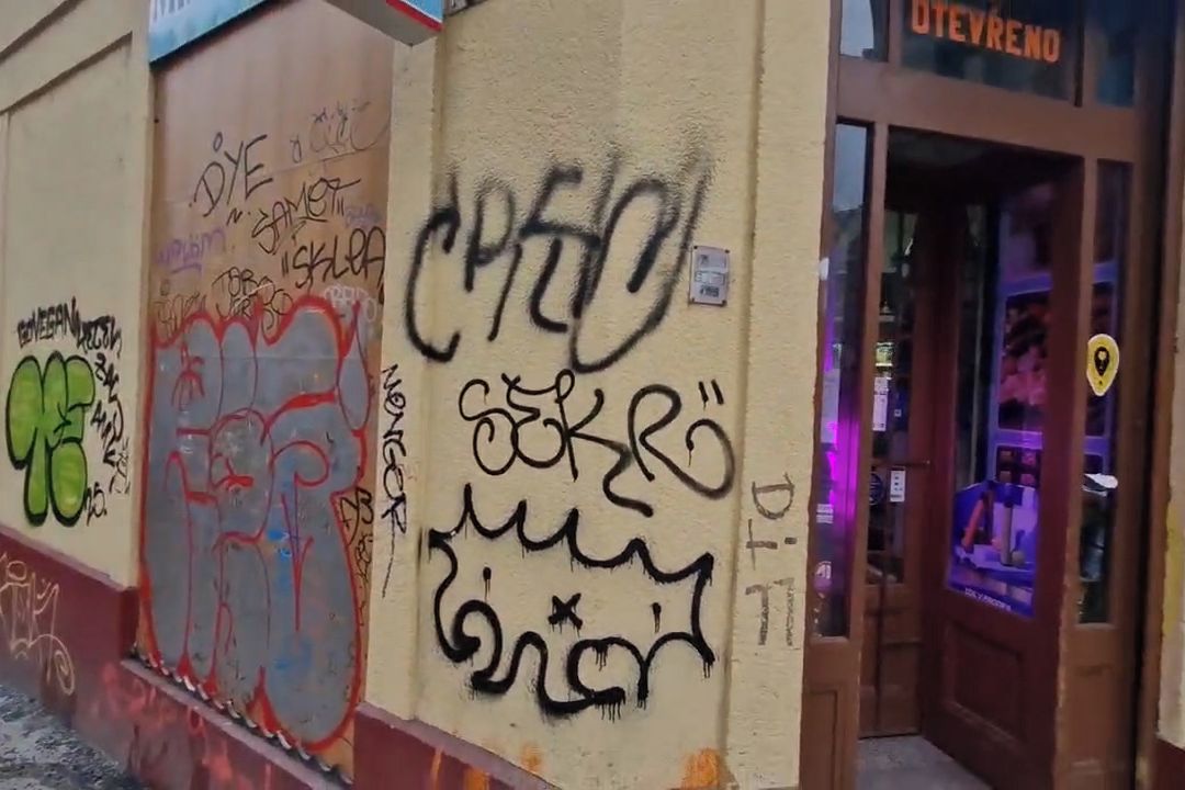 Radnice Prahy 7 vyhlásila válku graffiti. Místním dá až 30 tisíc na jejich odstranění z fasád