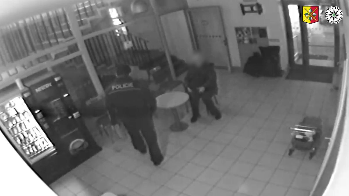 Seniorka v Praze přišla na policii, z tašky vytáhla protitankovou střelu