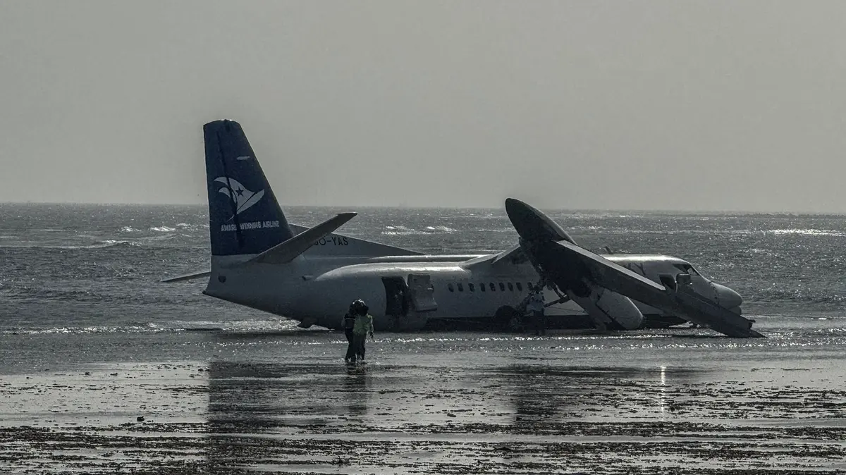 Letadlo somálských aerolinek přejelo ranvej a přistálo na mělčině v oceánu