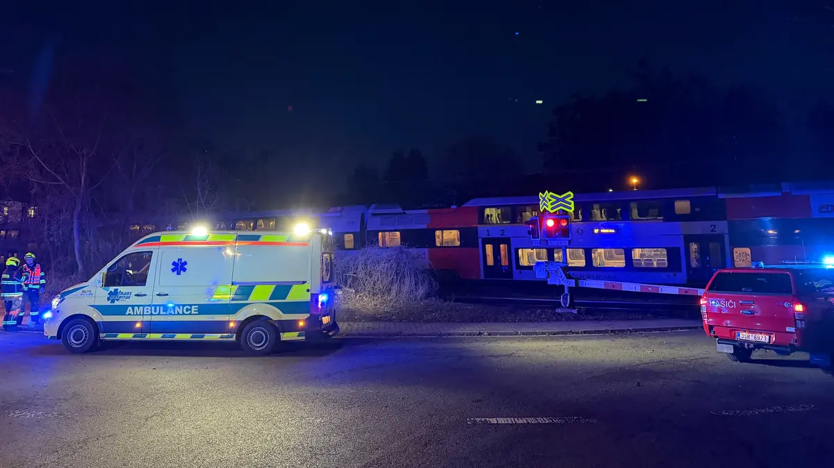 Vlak v Černošicích srazil muže