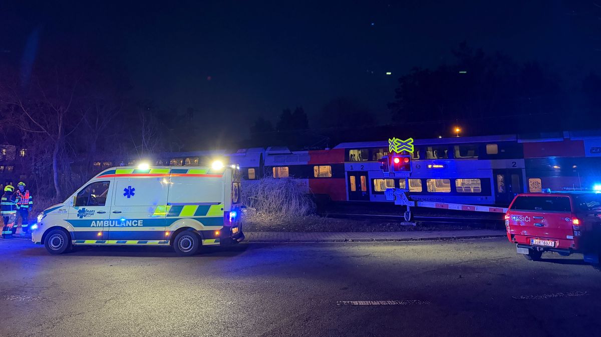 Vlak v Černošicích srazil muže