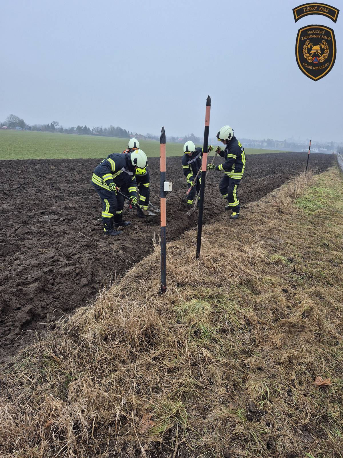 Hasiči zachraňovali psa uvízlého v betonové rouře na poli