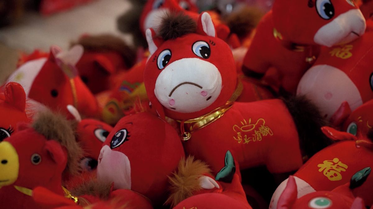 Vadný zamračený plyšák se stal v Číně hitem, mladí pracující v něm vidí sebe