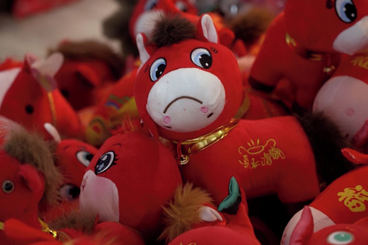 Vadný zamračený plyšák se stal v Číně hitem, mladí pracující v něm vidí sebe