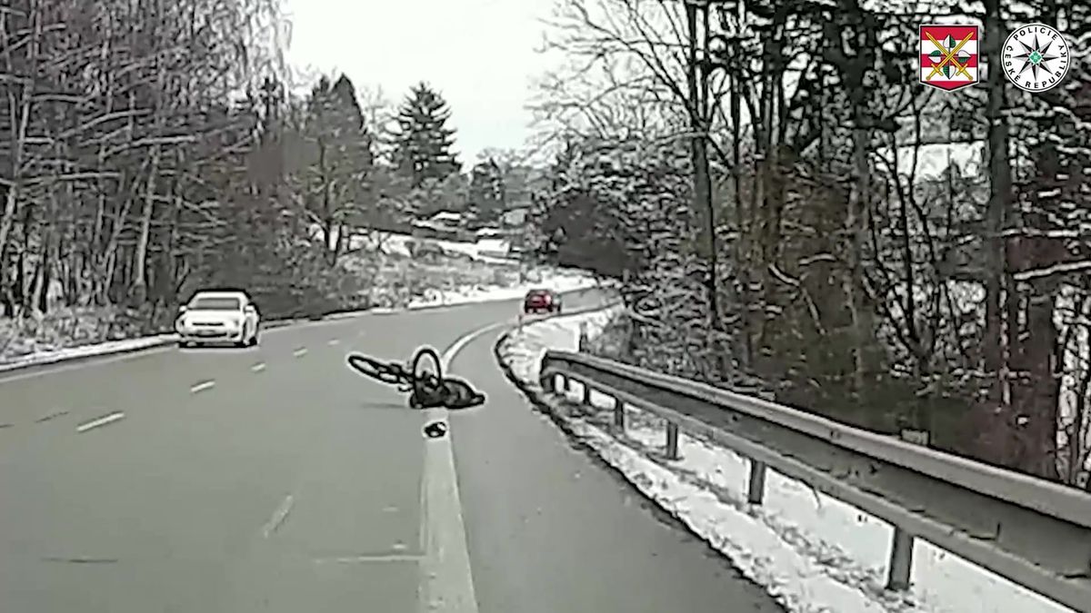 Opilému muži se na rušném tahu Brno-Svitavy zamotala taška do elektrokola. Tvrdý pád zachytila kamera