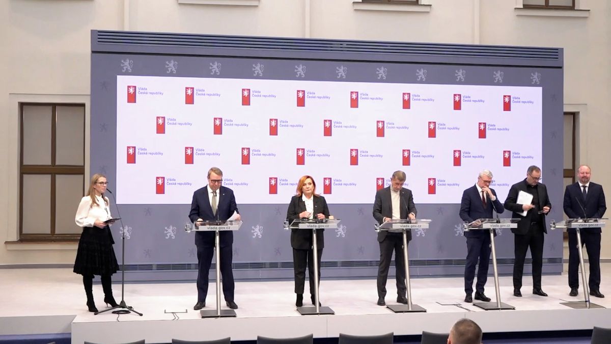 Etický kodex Babišovy vlády? Ministři ho nedodržují ani teď, míní politolog