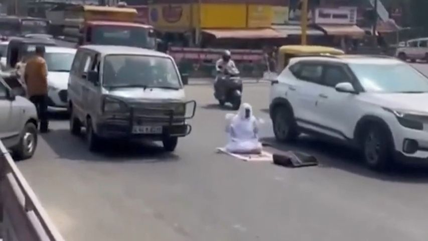 Indka způsobila dopravní chaos, modlila se uprostřed rušné silnice