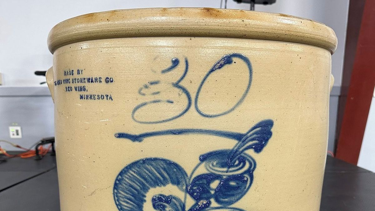 Za starou kameninovou nádobu chtěla pár stovek, nakonec za ni dostala statisíce