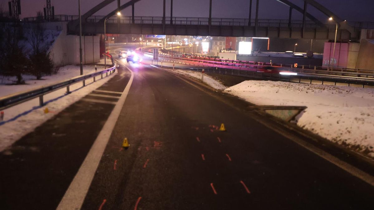 Chodec ve Varech přelezl svodidla a vstoupil před auto. Policie hledá svědky nehody