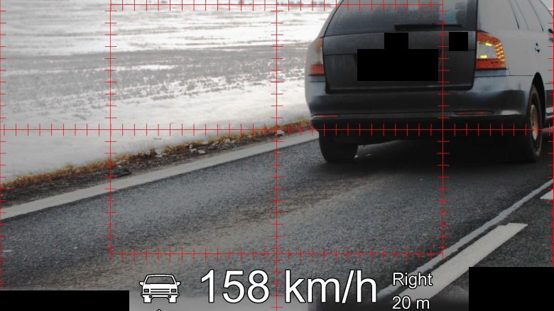 Řidič na Žatecku předjížděl policii rychlostí 158 kilometrů v hodině. Dořídil