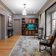 Dům zaujme svou okázalostí.