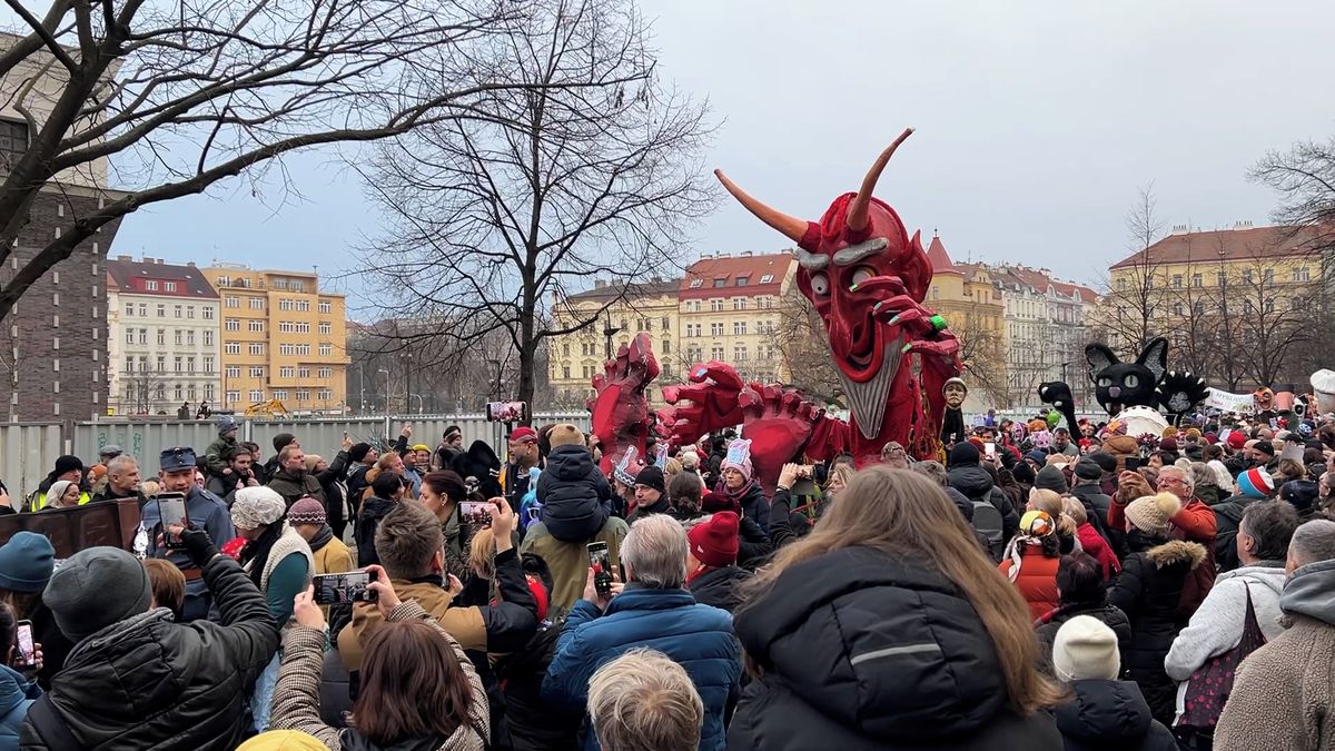 FOTO: Žižkov zaplavily divoké masopustní kostýmy
