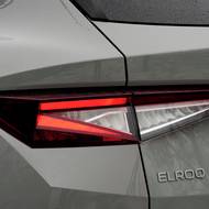 Základní typ světel prozradí i jednodušší zadní světelný podpis.