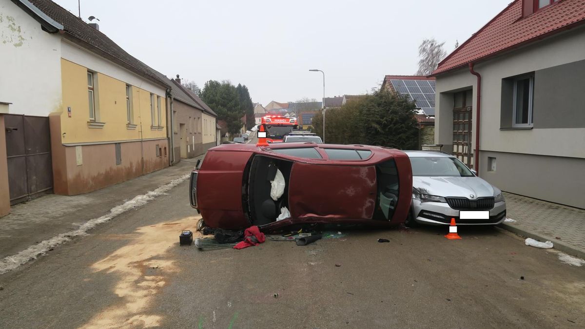 Opilý řidič na Českobudějovicku nezvládl zatáčku, skončil na boku a naboural zaparkované auto