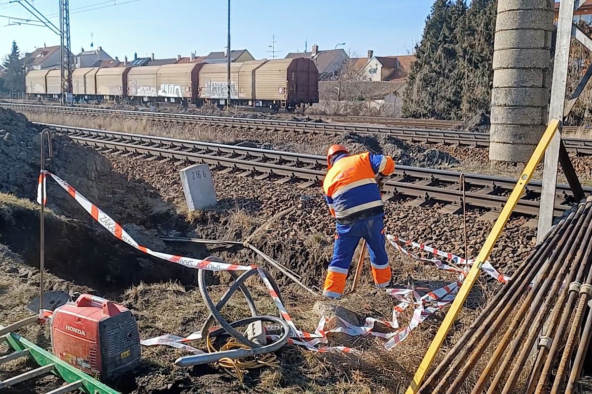 Severní spojka v Budějovicích nabírá zpoždění. Kvůli přeložení kolejí se stavba prodlouží o půl roku