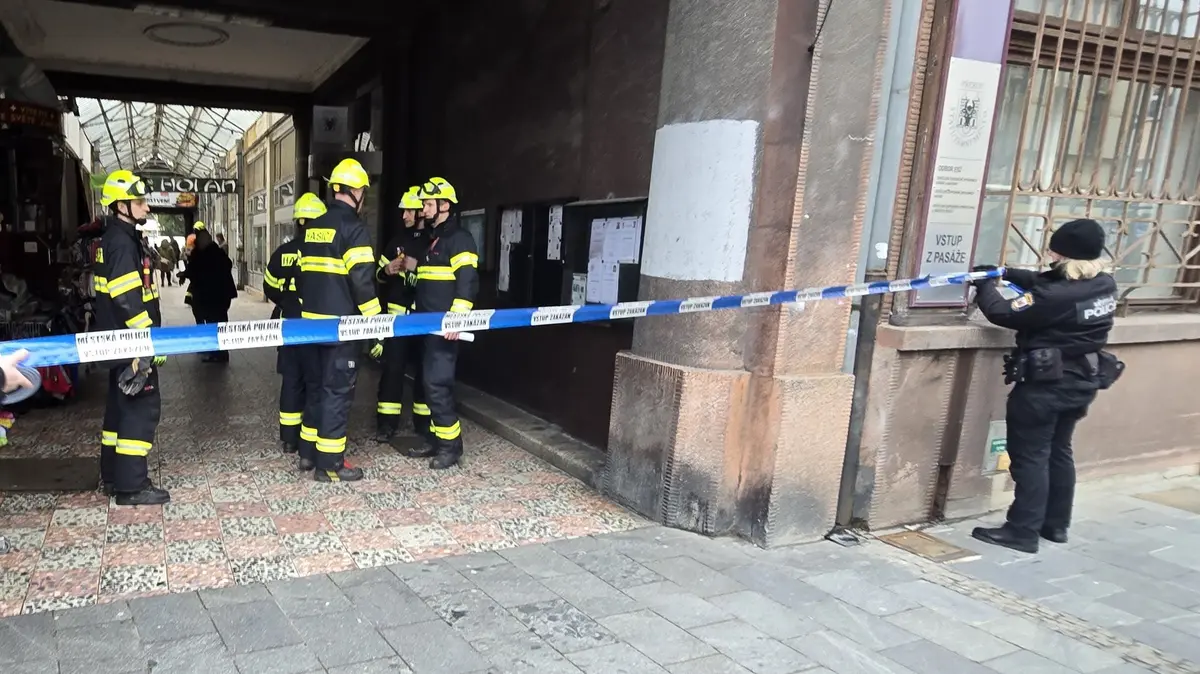 V centru Přerova uzavřeli obchodní pasáž. Hrozilo propadnutí chodců do sklepa