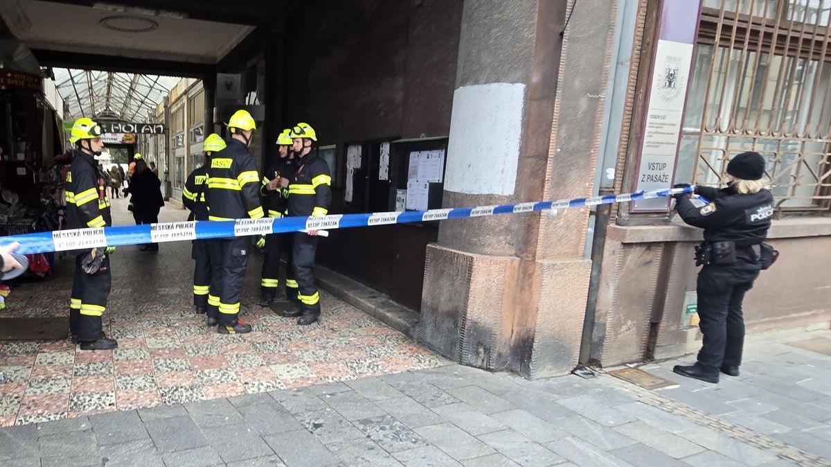 V centru Přerova uzavřeli obchodní pasáž. Hrozilo propadnutí chodců do sklepa