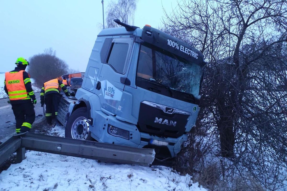Elektrický tahač smetl ze silnice běžný kamion a zablokoval tah mezi Brnem a Uherským Hradištěm