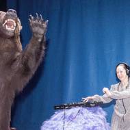 Tančící Hedvika (Hana Bartoňová) s vycpaným medvědem