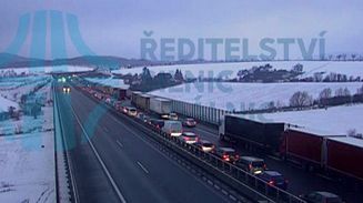 Nehoda tří aut uzavřela dálnici D8