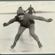 Rychlobruslařský smolař Irving Jaffee. Zajel nejrychlejší čas na 10 kilometrů, ale rozhodčí celou disciplínu zrušil, když pod favorizovaným Norem Berndtem Evensem začal tát led. Pro zajímavost, rozhodčí byl z Norska.