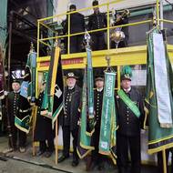 Při posledním vozíku nechyběli ani prapory hornických spolků.