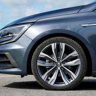 Příplatkové 18palcové disky sice vypadají pěkně, o palec menší rozměr by však přispěl vyššímu komfortu.