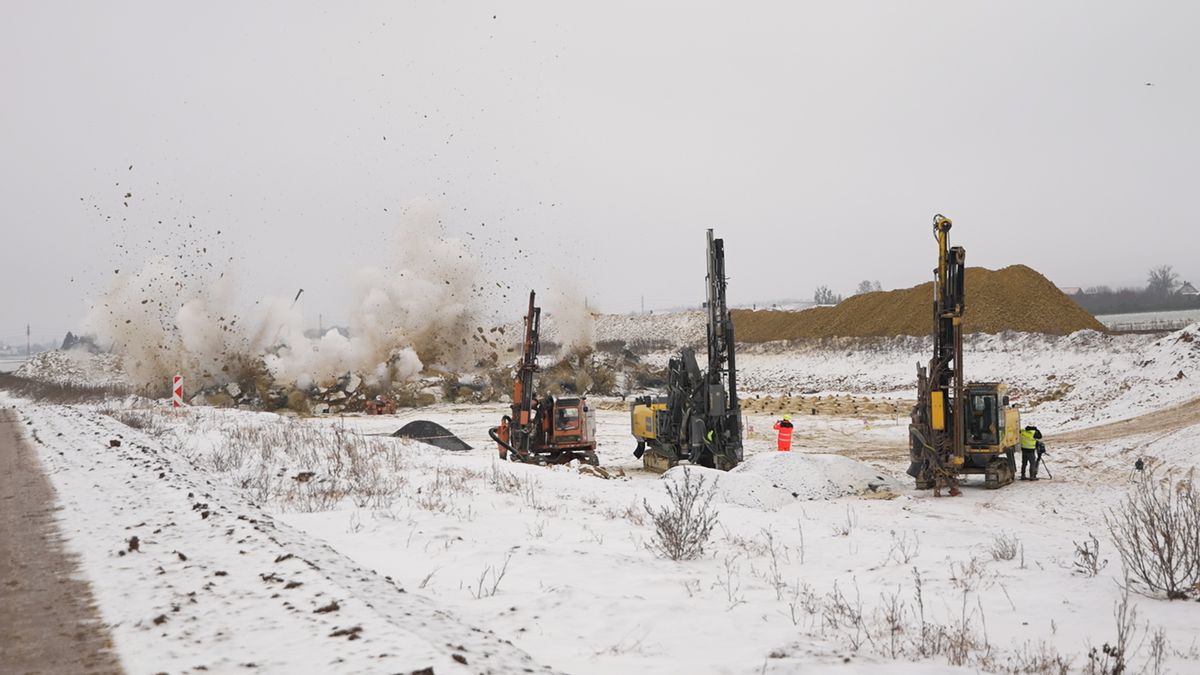 Jak se staví dálnice D35 u Litomyšle: Kus skalnatého podloží odstřelili 9 tunami trhaviny