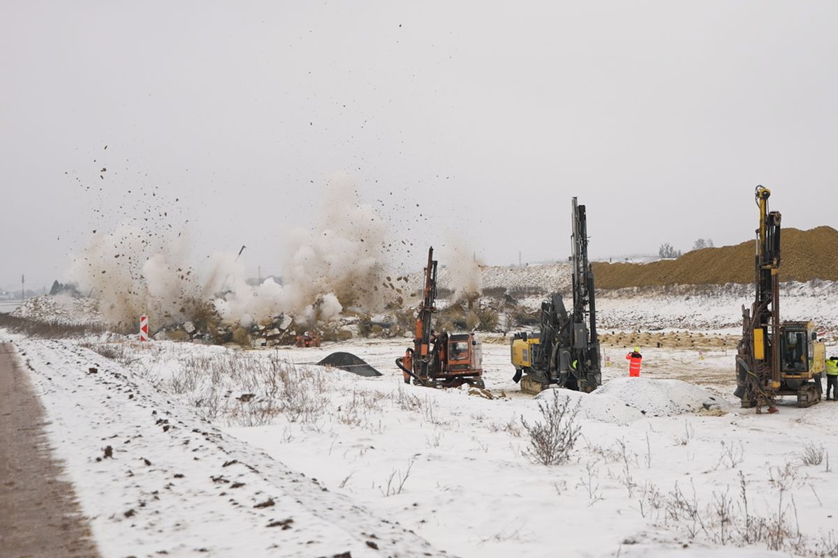 Jak se staví dálnice D35 u Litomyšle: Kus skalnatého podloží odstřelili 9 tunami trhaviny