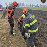 Hasiči zachraňovali psa uvízlého v betonové rouře na poli