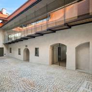 Pohled na budovu ze dvora odhaluje její historické půvaby.