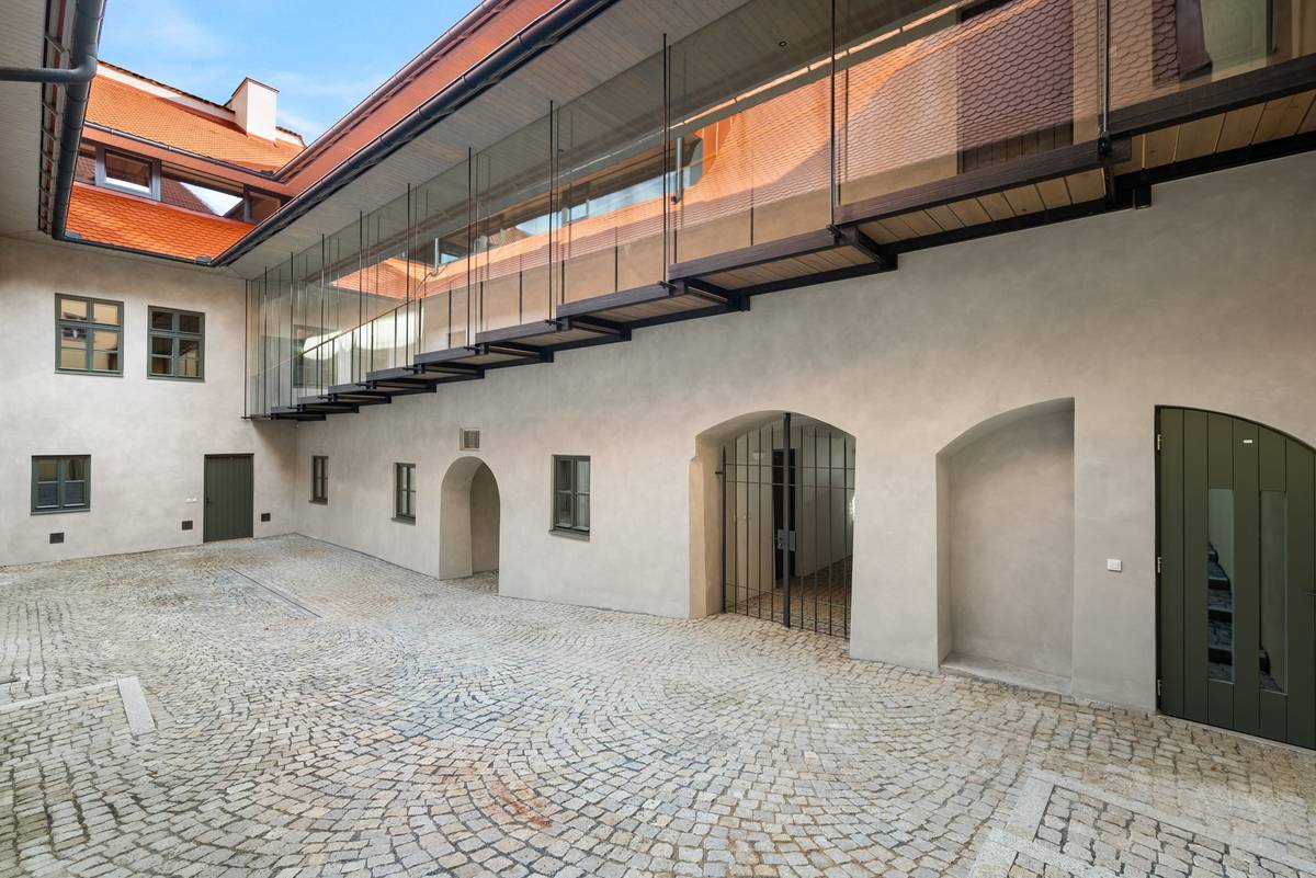 Pohled na budovu ze dvora odhaluje její historické půvaby.