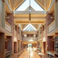 Za pozornost stojí interiér knihovny v Magdalene College s charakteristickým trámovým a klenutým stropem.