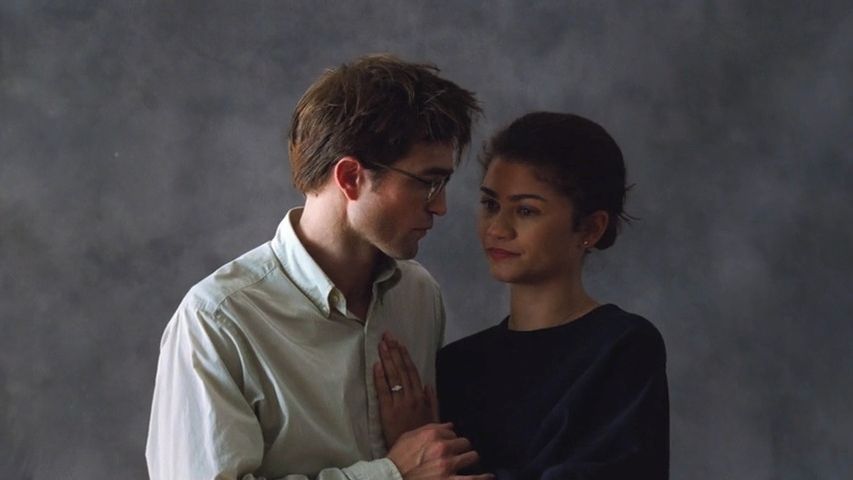 Když se šokující tajemství odhalí týden před svatbou. Zendaya a Pattinson se představují v Dramatu