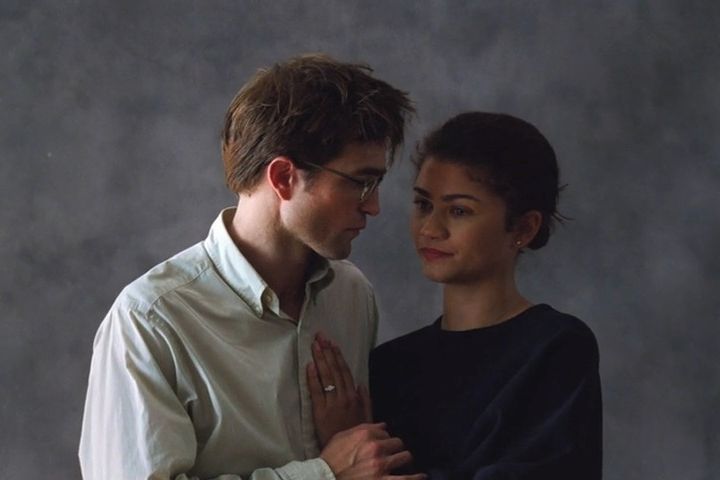 Když se šokující tajemství odhalí týden před svatbou. Zendaya a Pattinson se představují v Dramatu