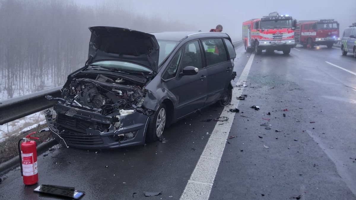 Dálnici D6 u Jenišova uzavřela nehoda tří aut