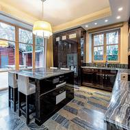 Kuchyň i koupelny jsou obložené černým žilkovaným mramorem.