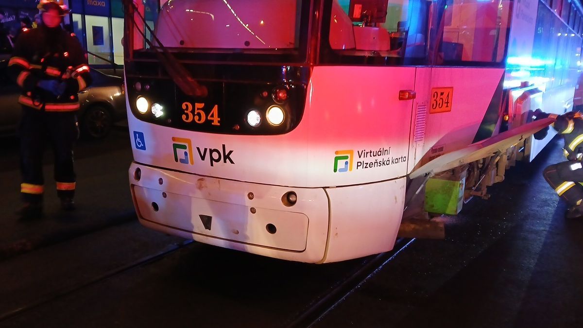 Seniorku v Plzni přejela tramvaj, utrpěla velmi vážná zranění