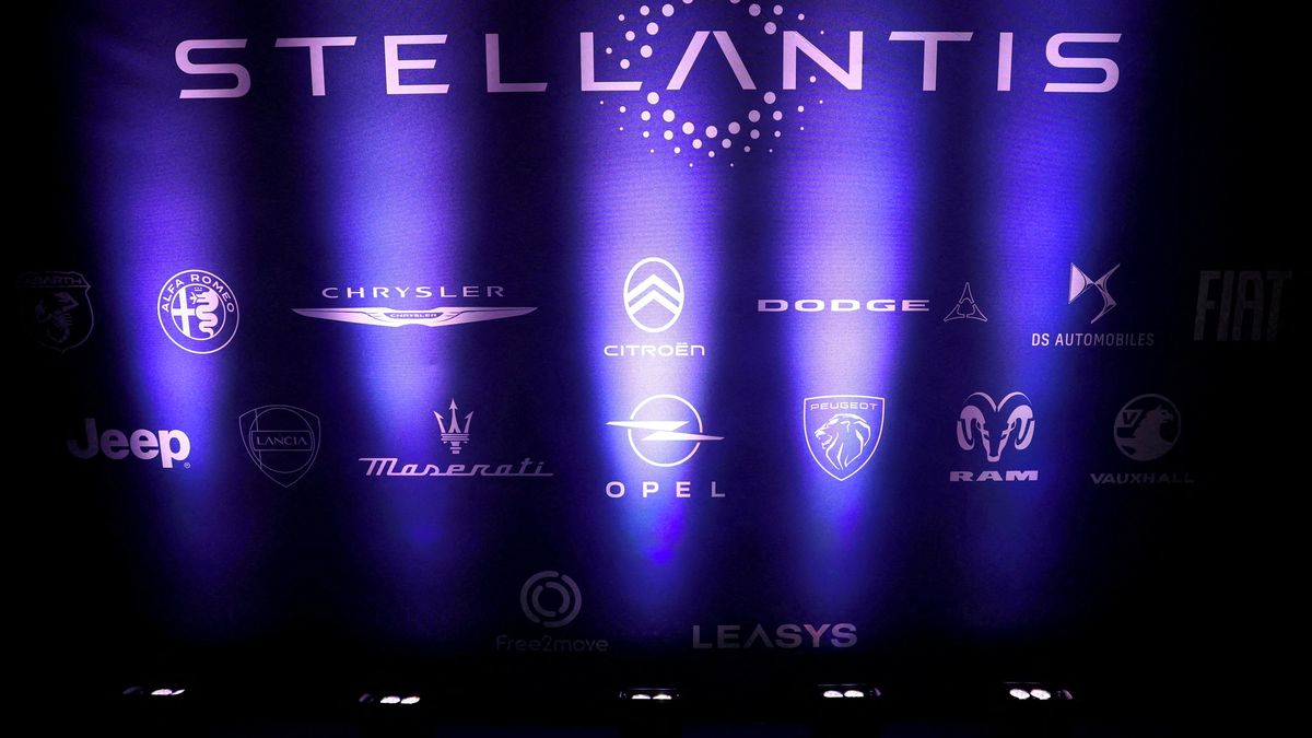 Akcie Stellantis padají skoro o čtvrtinu. Firma odepsala půl bilionu kvůli elektromobilům