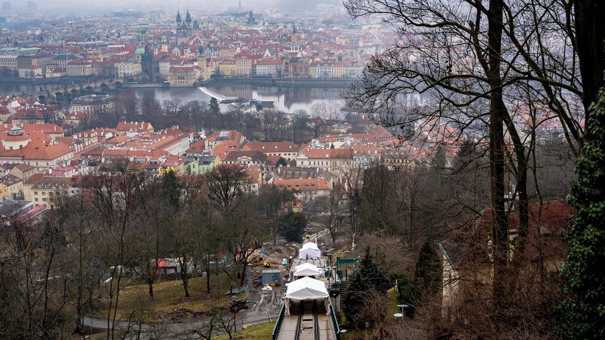 FOTO: Nové koleje na Petřín. Na lanovku se čeká, zkušební provoz začne v létě